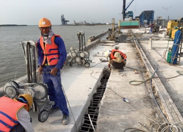 Khoan cắt bê tông bên bờ sông Khoan cắt bê tông bên bờ sông